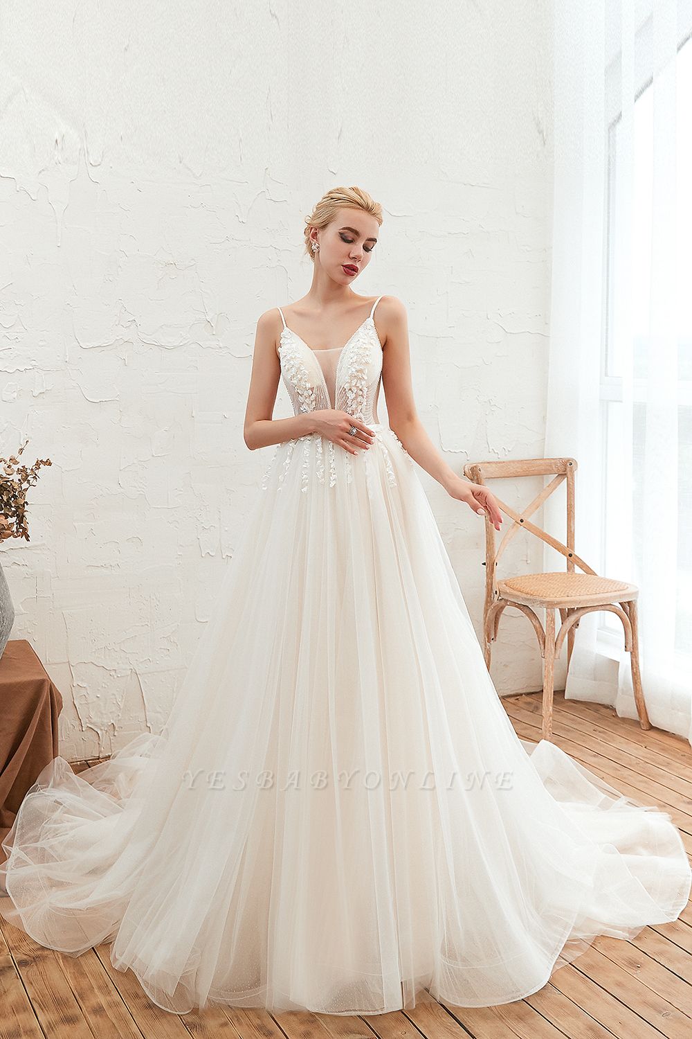 Elegant Spaghetti Straps Lace Up A-line Floor Length Lace Tulle Wedding Dresses
