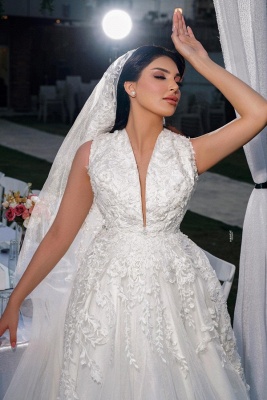 Modern White Long A-line V-neck Tulle Lace Wedding Dresses_4